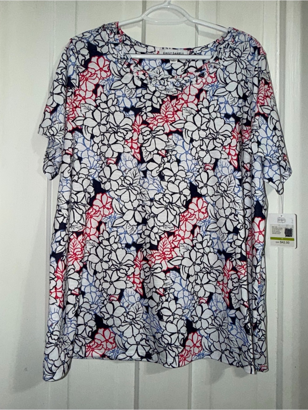 NWT Women's 1X short Floral Short-Sleeve‎ Top - White with Navy & Red